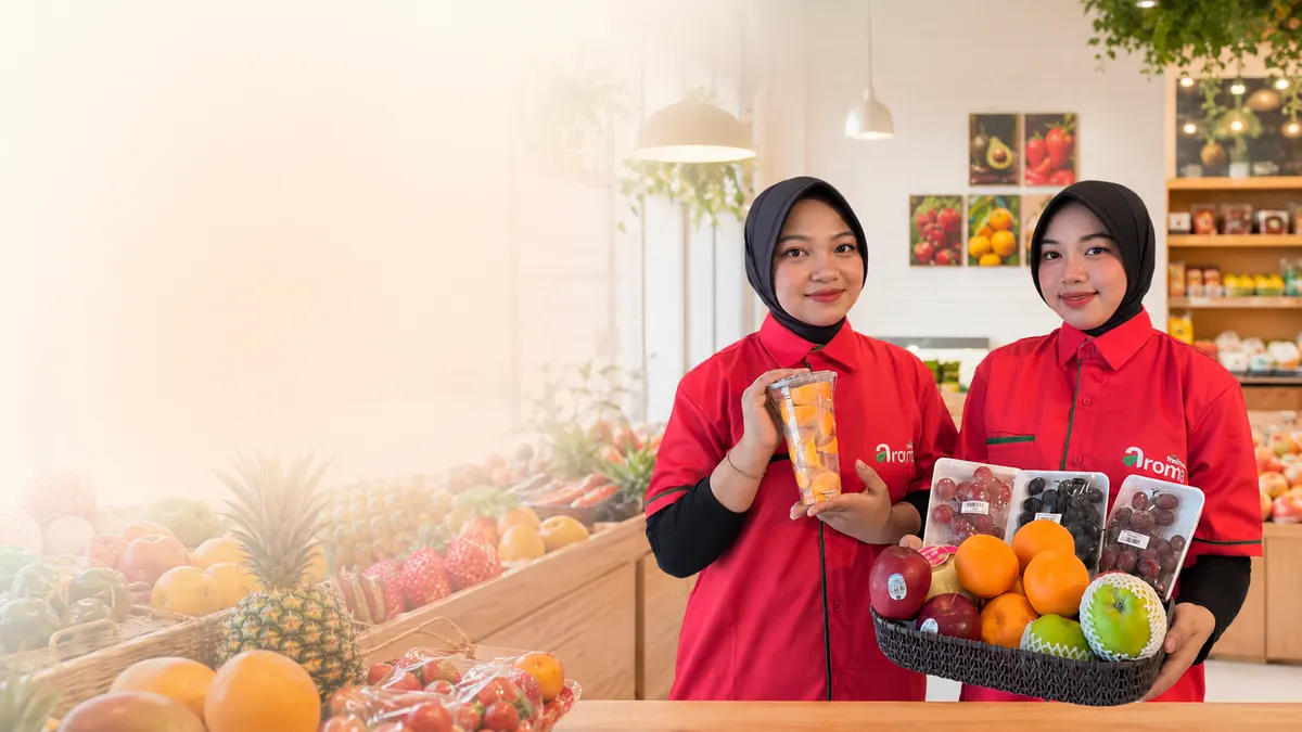 Tim Aroma Freshmart dengan keranjang buah segar